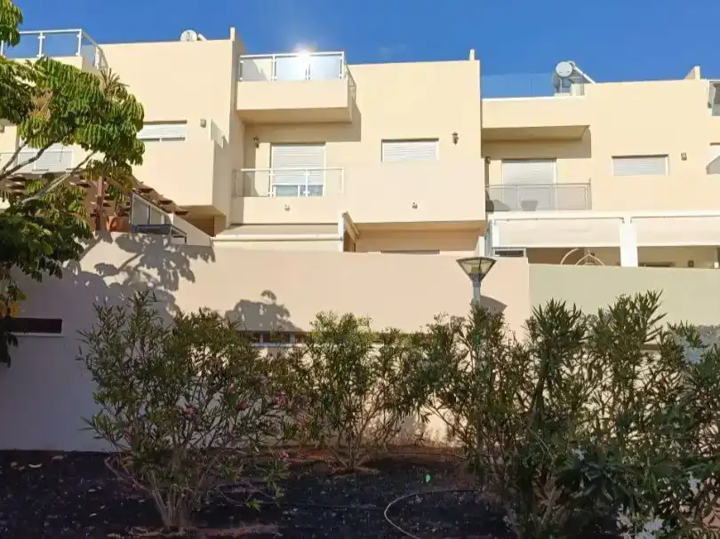 Vista exterior de Casa adosada en venda en Santiago del Teide amb Piscina i Balcó