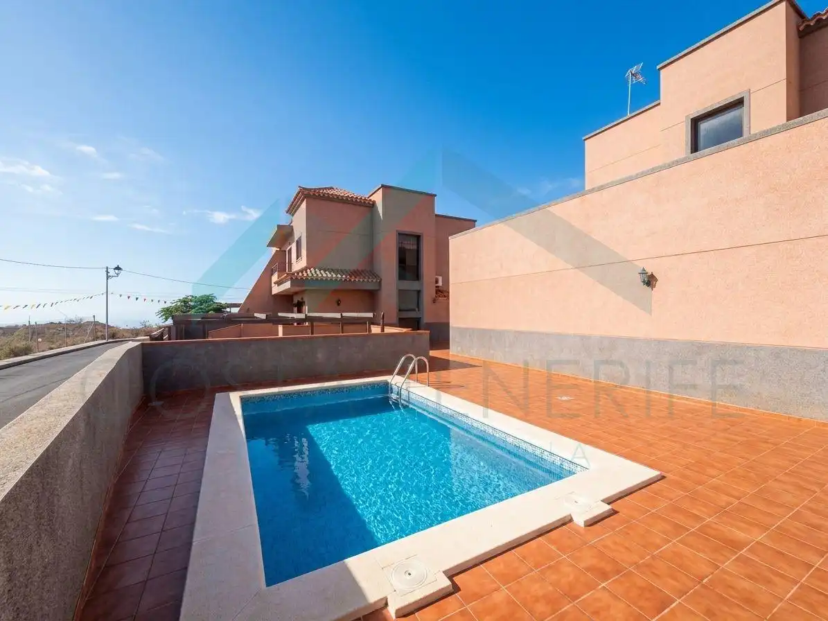 Casa amb piscina en venda a Calle Zaragoza