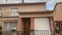 Vista exterior de Casa adosada en venda en Olot amb Calefacció i Terrassa
