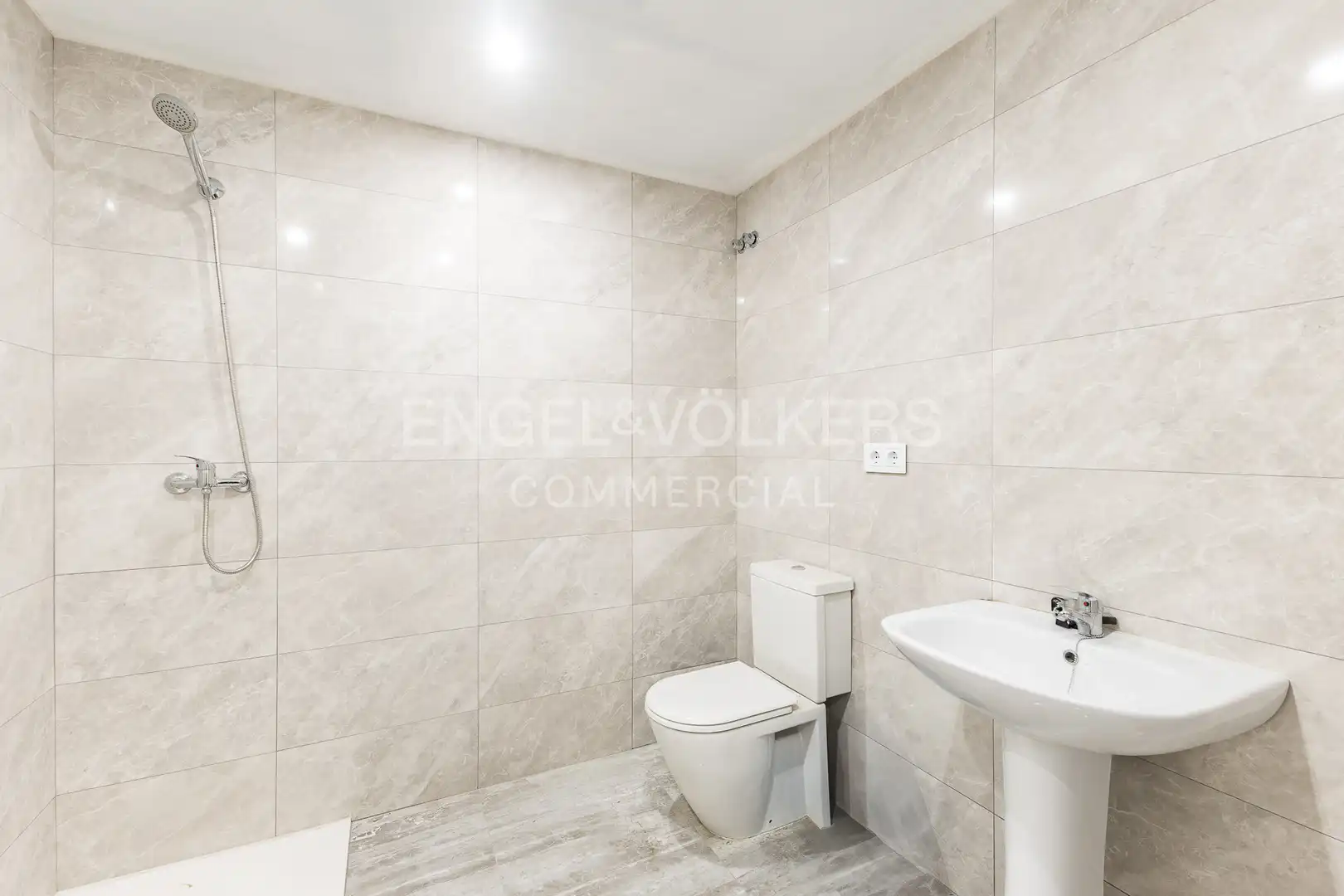 Baño de Local de alquiler en Barcelona con Aire acondicionado