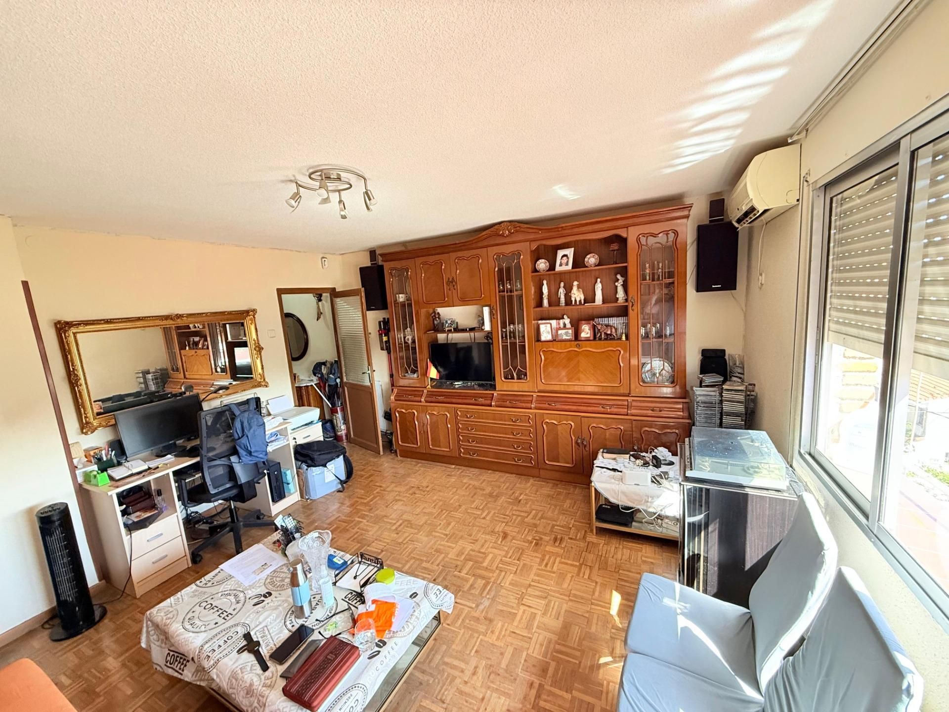 Sala d'estar de Pis en venda en  Madrid Capital amb Calefacció i Parquet