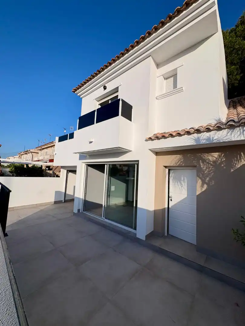 Vista exterior de Casa adosada en venda en San Javier amb Aire condicionat, Calefacció i Jardí privat