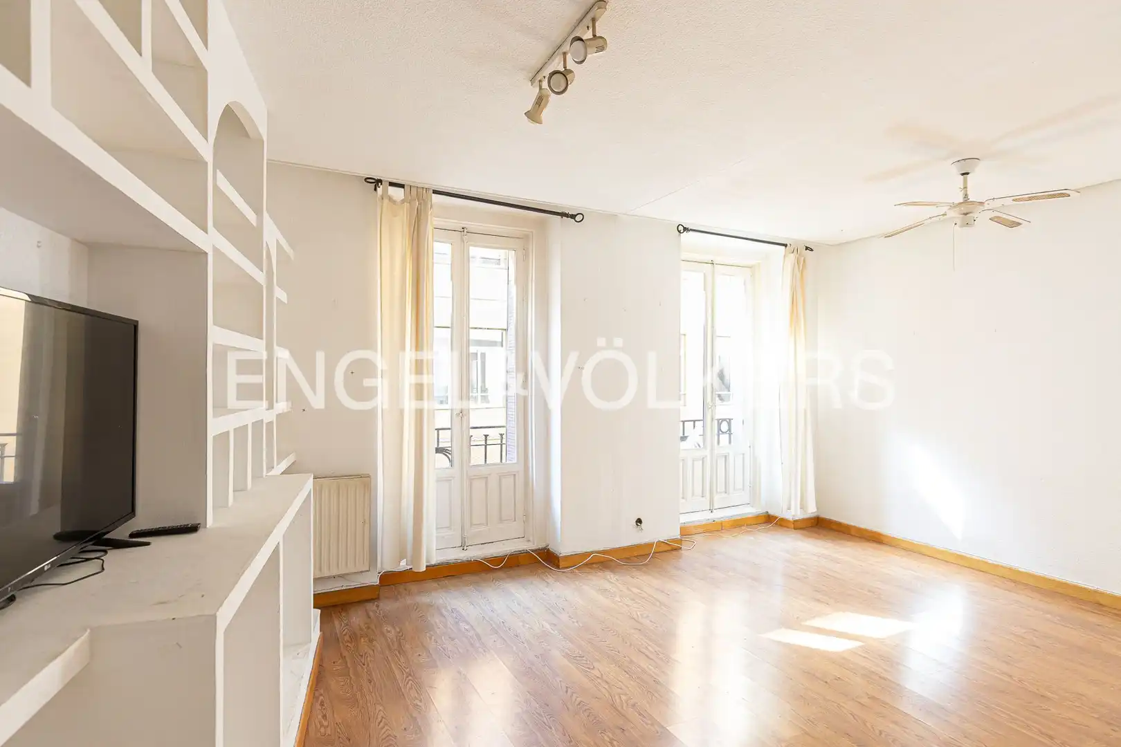 Living room of Flat for sale in Madrid  with Air Conditioner, Heating and Parquet flooring