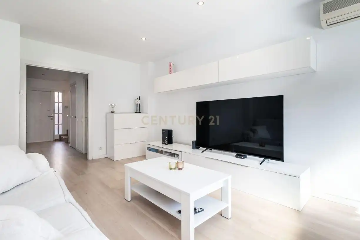 Wohnzimmer von Einfamilien-Reihenhaus zum Verkauf in Sant Joan Despí mit Klimaanlage und Balkon