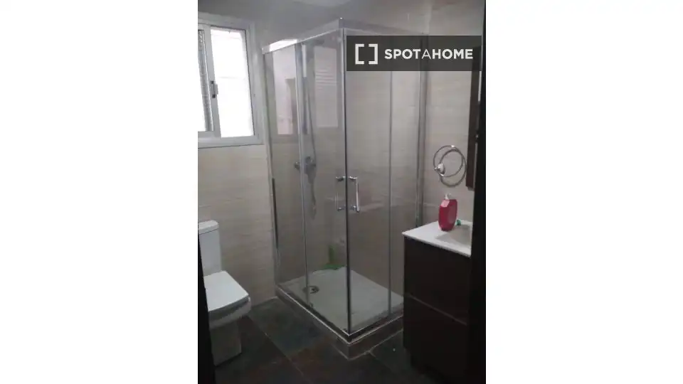 Baño de Piso para compartir en Moncada con Aire acondicionado, Calefacción y Amueblado