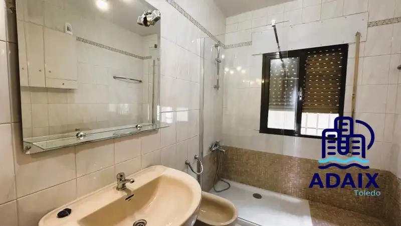 Badezimmer von Haus oder Chalet zum Verkauf in Bargas mit Klimaanlage, Heizung und Terrasse
