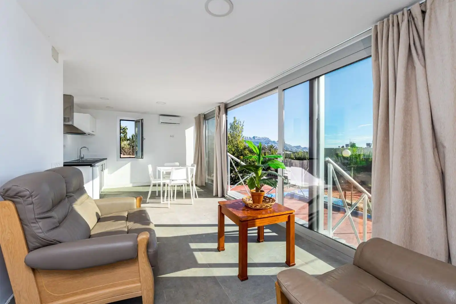 Sala de estar de Casa o chalet en venta en Polop con Aire acondicionado, Calefacción y Jardín privado