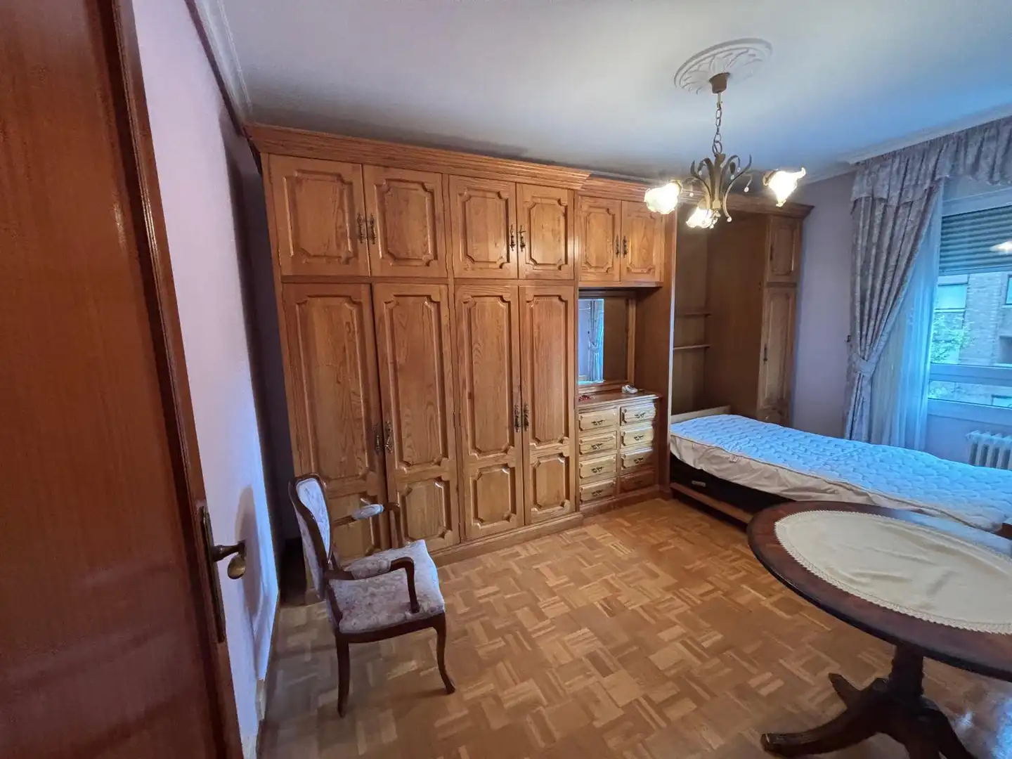 Habitación de Piso de alquiler en  Pamplona / Iruña con Calefacción, Parquet y Amueblado