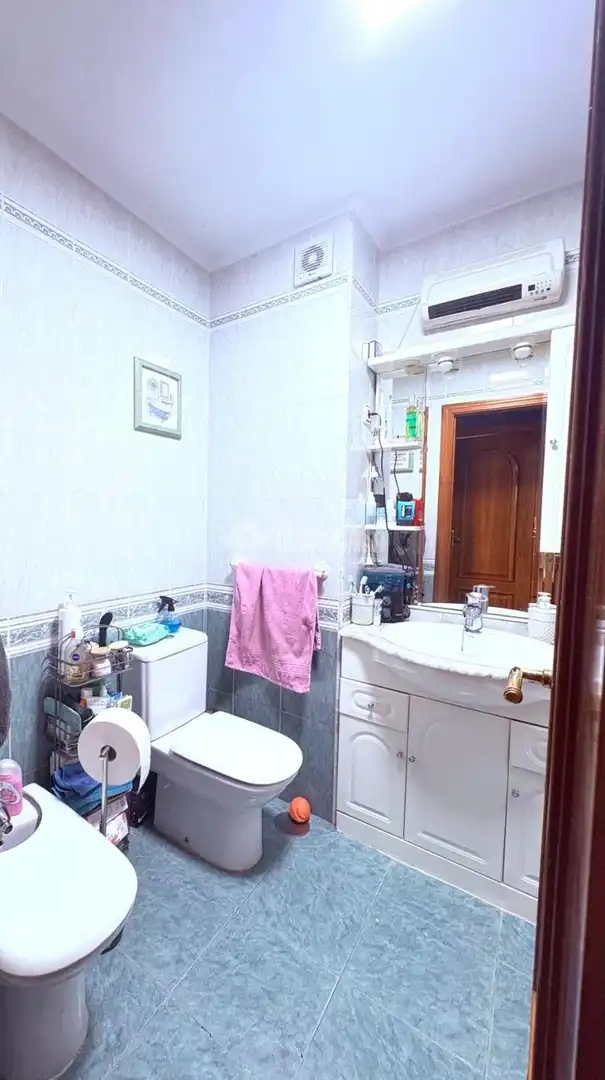 Bathroom of Flat for sale in Fuenlabrada  with Air Conditioner and Heating