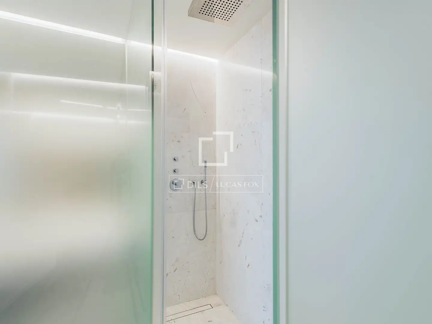 Badezimmer von Wohnung zum Verkauf in Barcelona mit Klimaanlage, Heizung und Terrasse