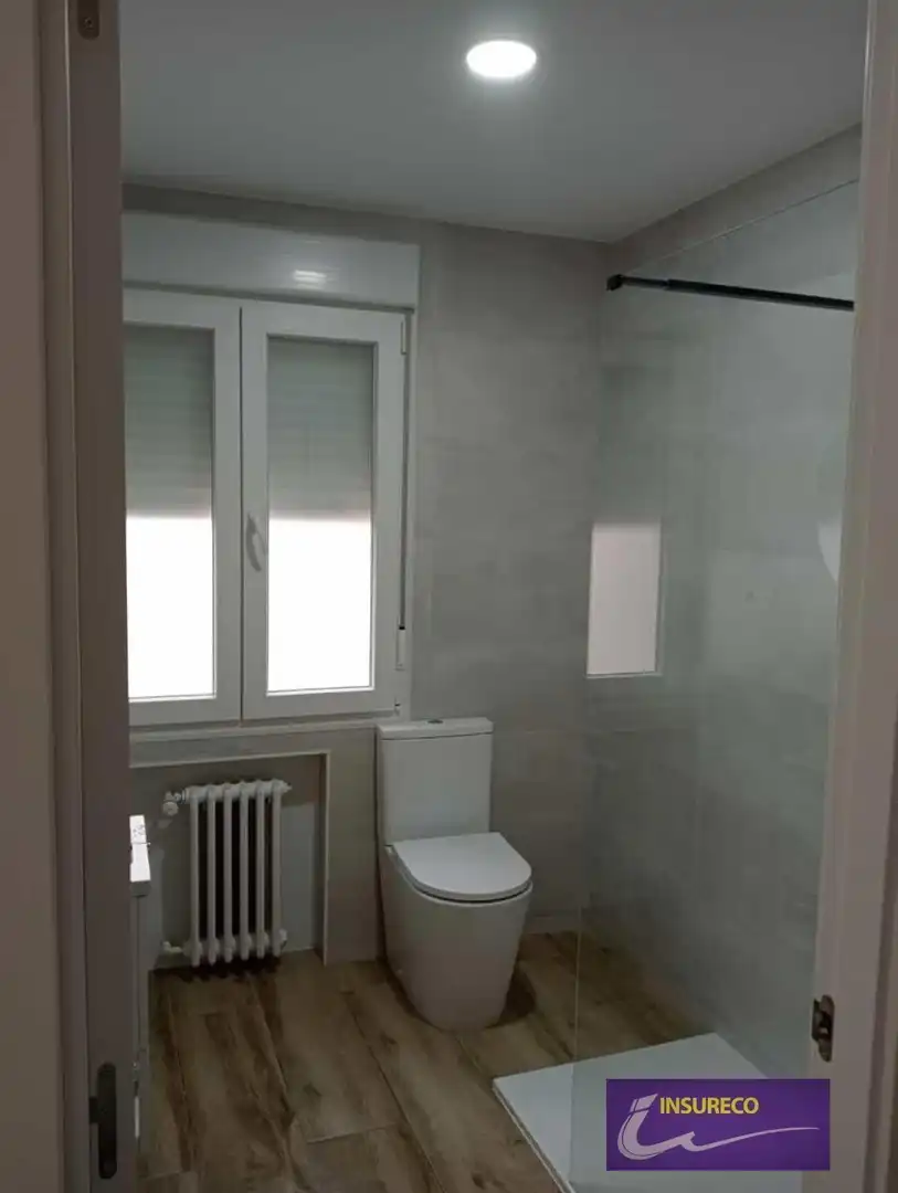 Baño de Piso en venta en León Capital  con Calefacción y Terraza