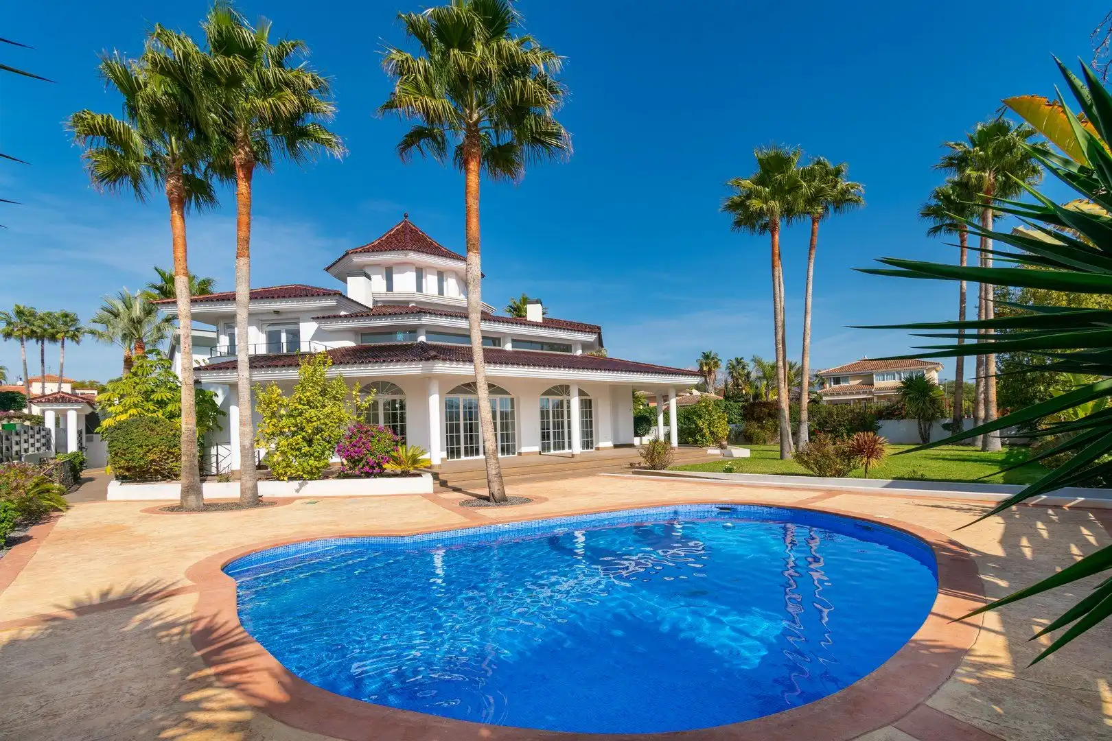 Chalet con piscina en venta en Pueblo - Urbanizaciones
