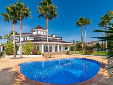 Chalet con piscina en venta en Pueblo - Urbanizaciones