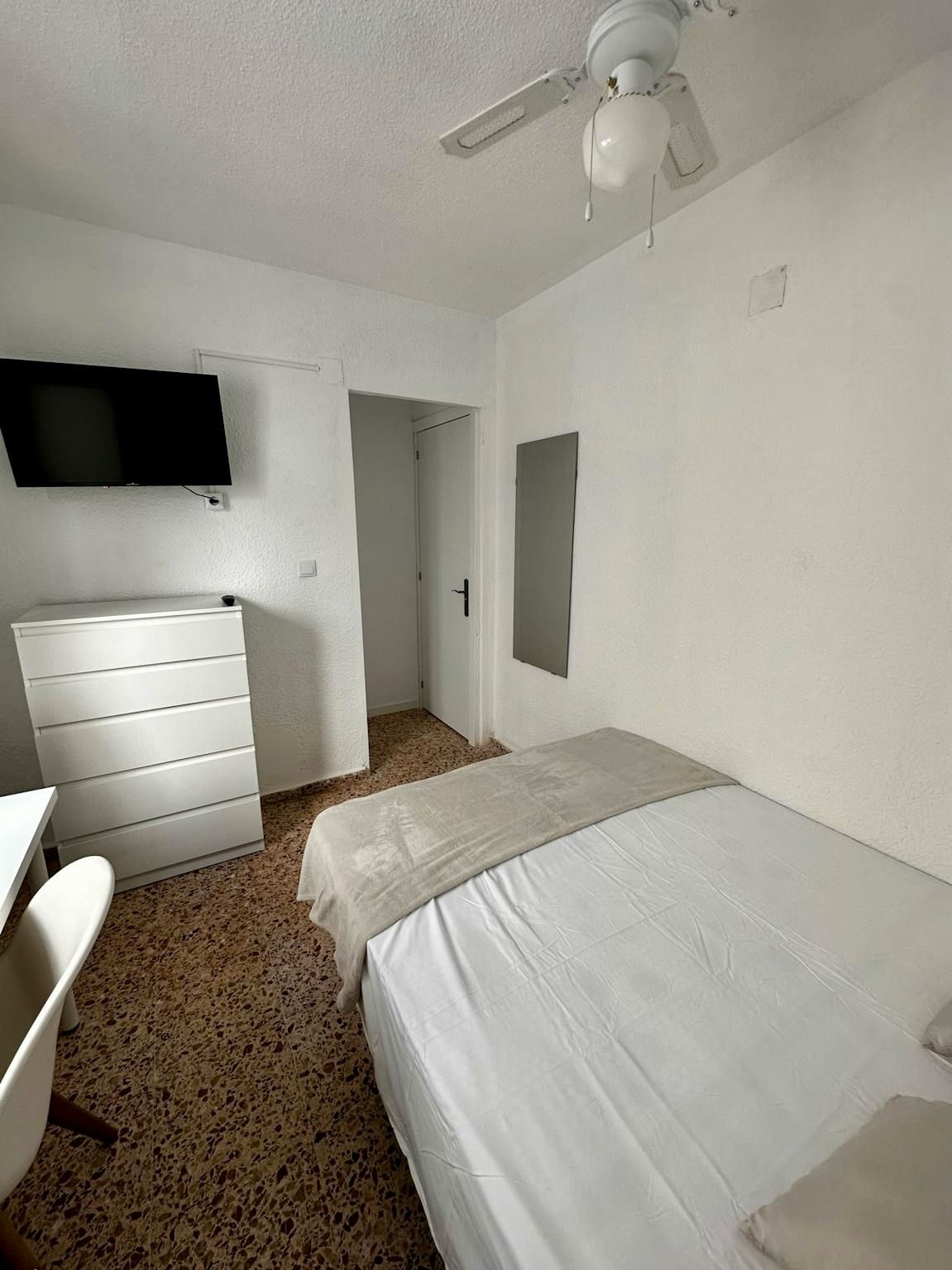 Bedroom of Flat to share in  Valencia Capital  with Washing machine and TV