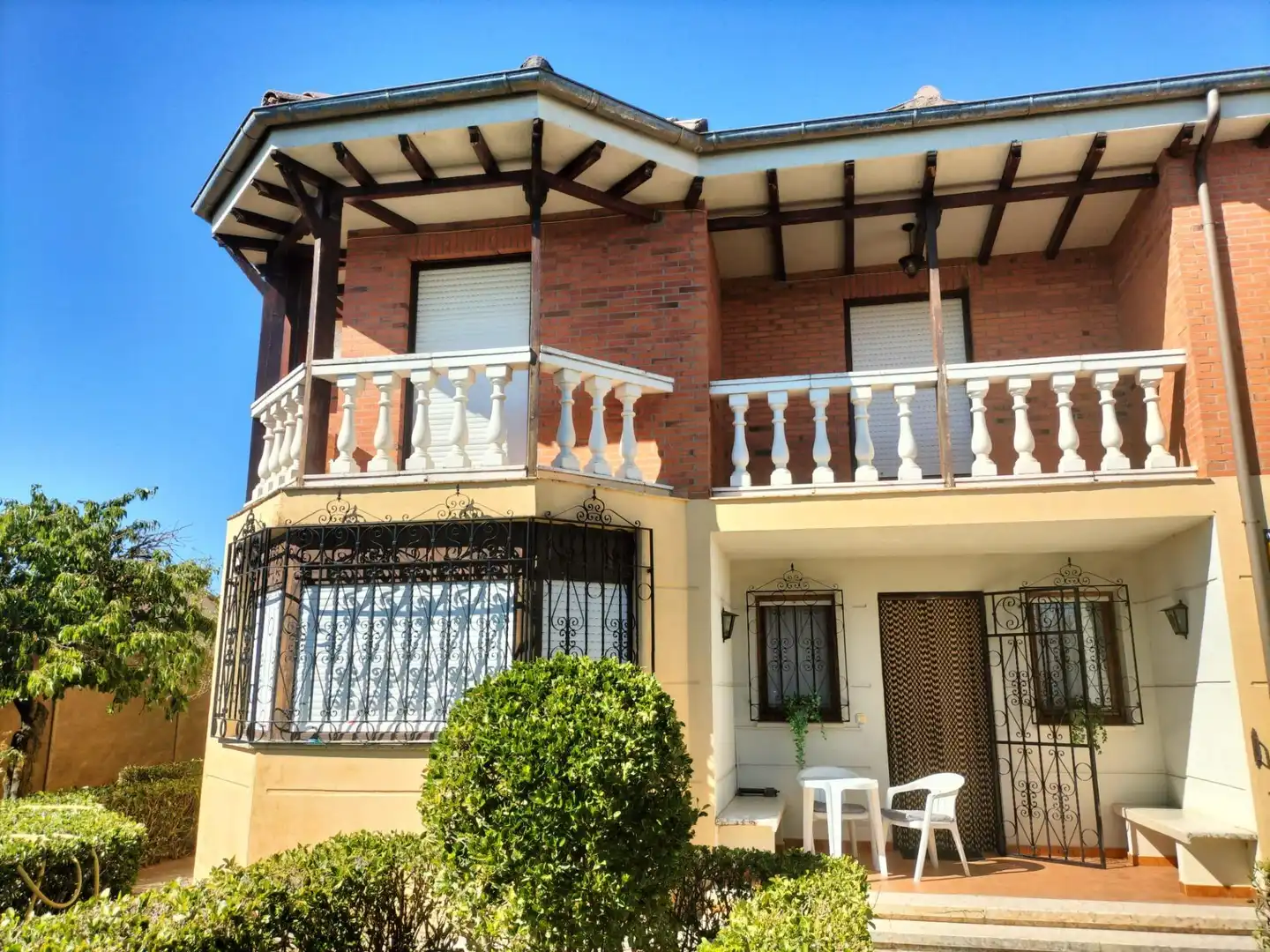 Vista exterior de Casa o xalet en venda en Melgar de Fernamental amb Calefacció, Jardí privat i Terrassa