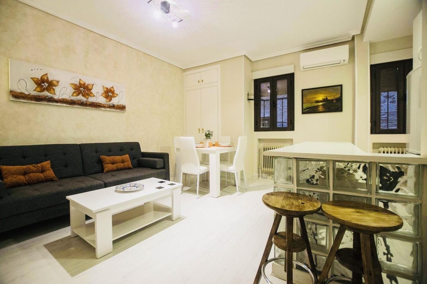 Living room of Flat for rent in  Toledo Capital  with Air Conditioner, Heating and Furnished