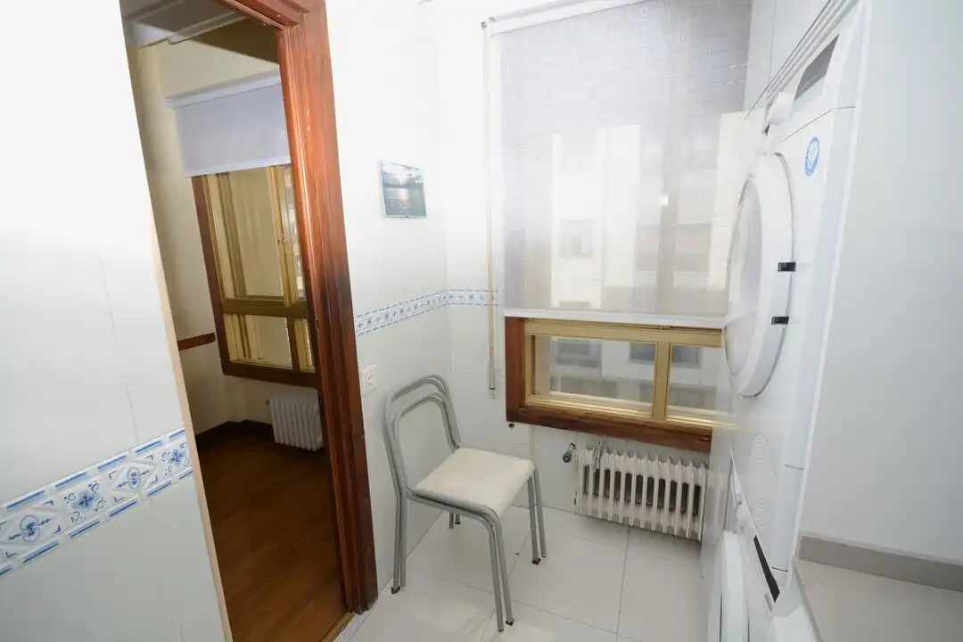 Dormitori de Pis en venda en Donostia - San Sebastián  amb Calefacció, Traster i Balcó