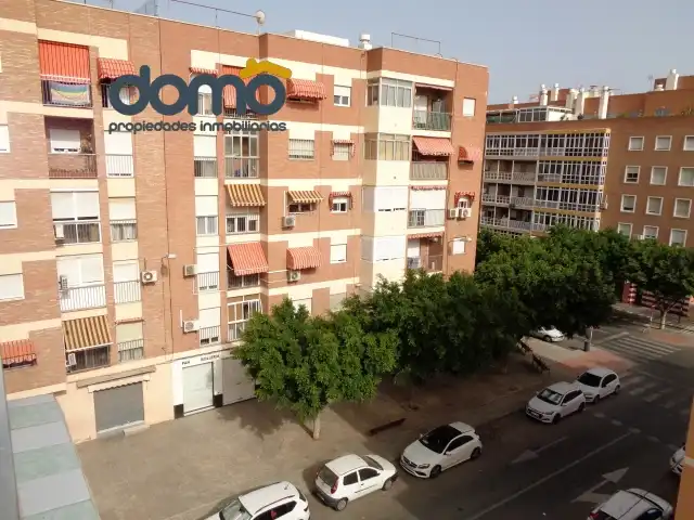 Vista exterior de Piso para compartir en Almería con Aire acondicionado, Amueblado y Horno