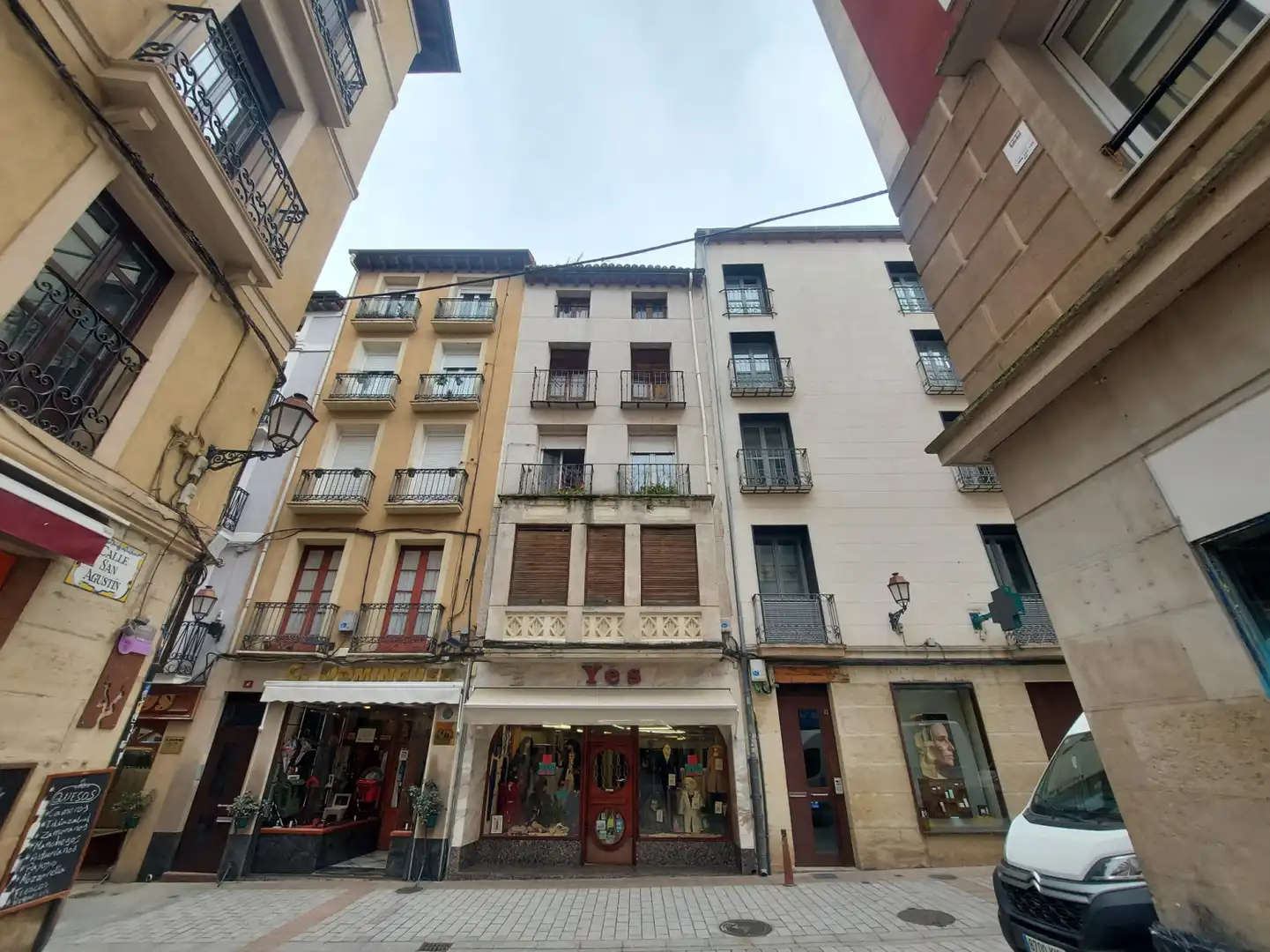 Vista exterior de Edificio en venta en  Logroño