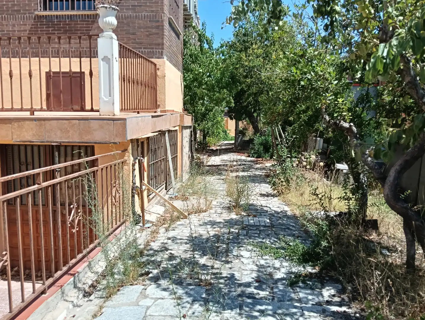 Vista exterior de Casa o xalet en venda en Casarrubios del Monte amb Aire condicionat, Calefacció i Jardí privat