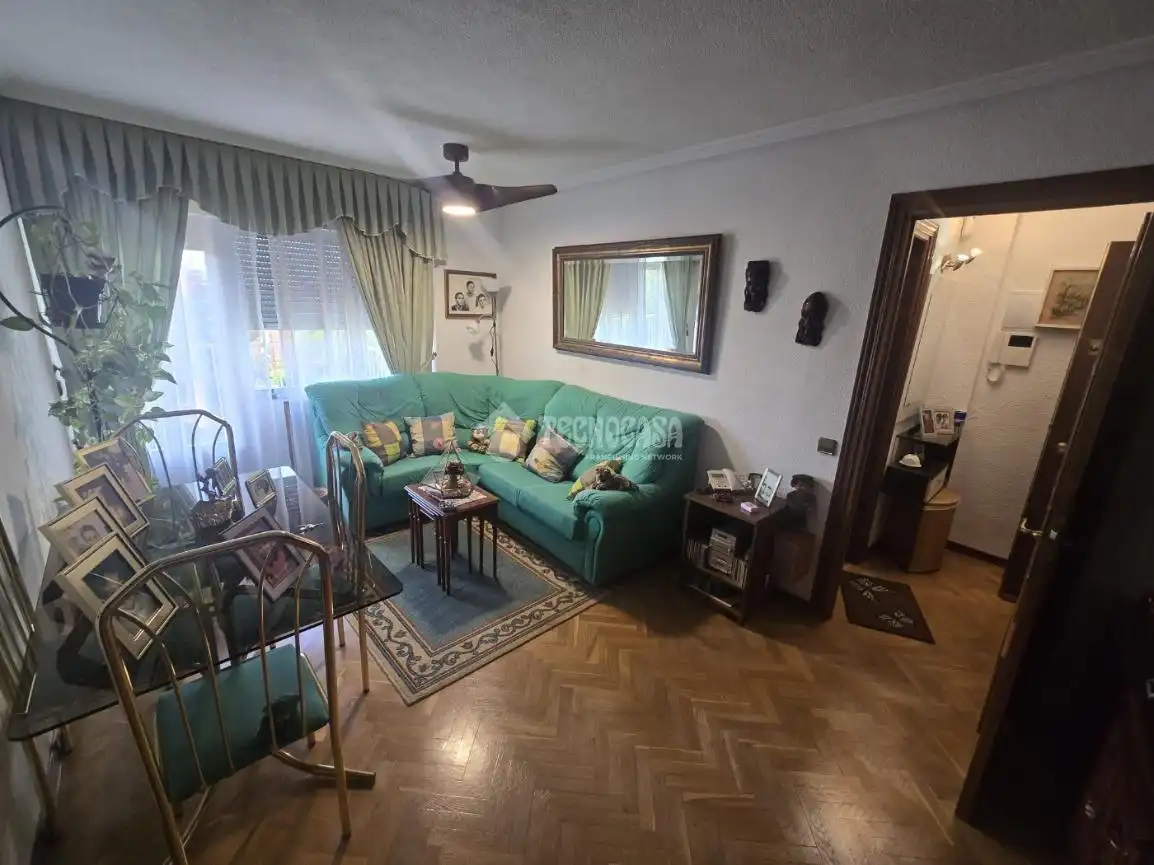 Sala de estar de Piso en venta en Madrid con Calefacción, Parquet y Piscina comunitaria