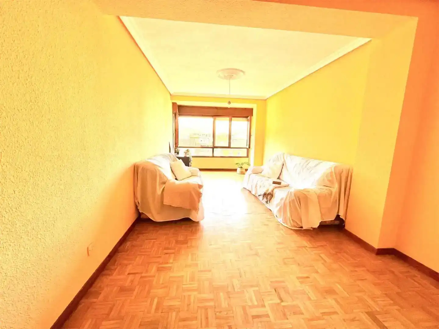 Sala d'estar de Pis en venda en Oviedo  amb Parquet
