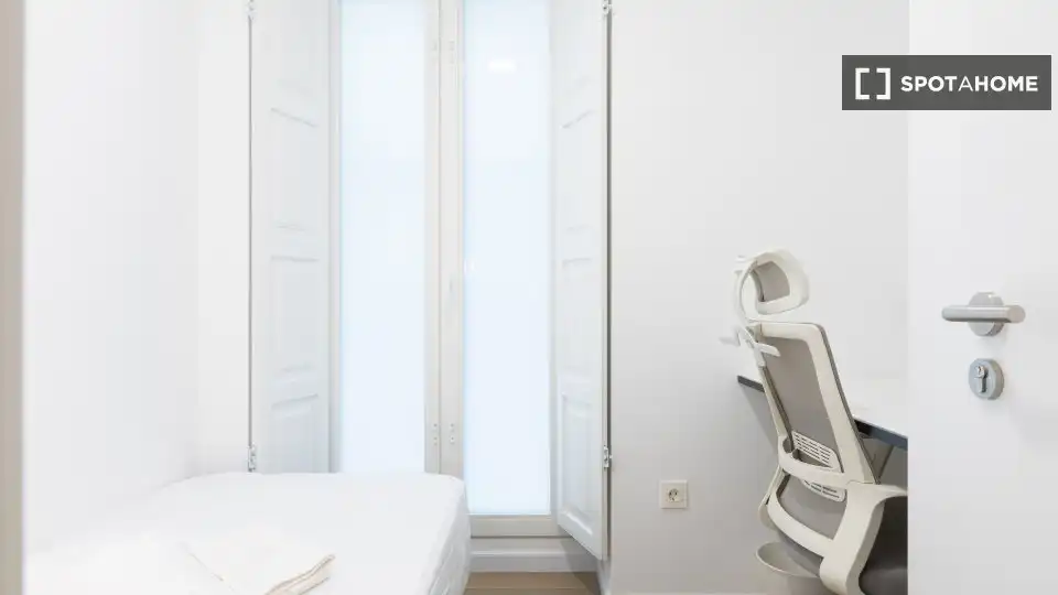 Bedroom of Flat for share in Valencia  with Air Conditioner, Heating and Terrace