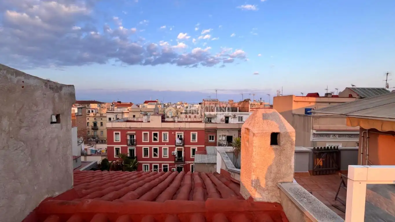 Vista exterior de Piso en venta en Barcelona con Calefacción y Balcón