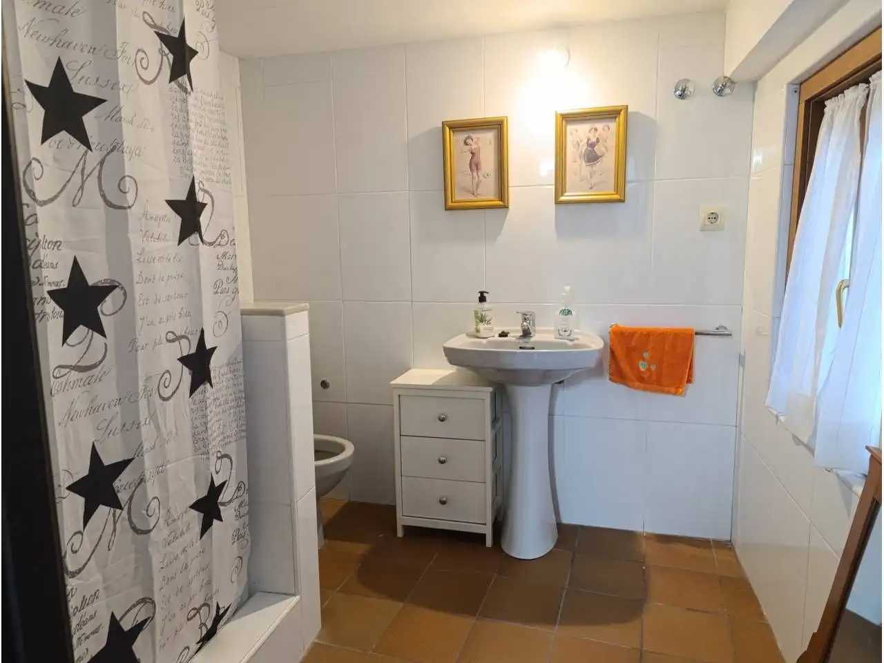 Badezimmer von Einfamilien-Reihenhaus zum Verkauf in Lena mit Heizung, Terrasse und Möbliert