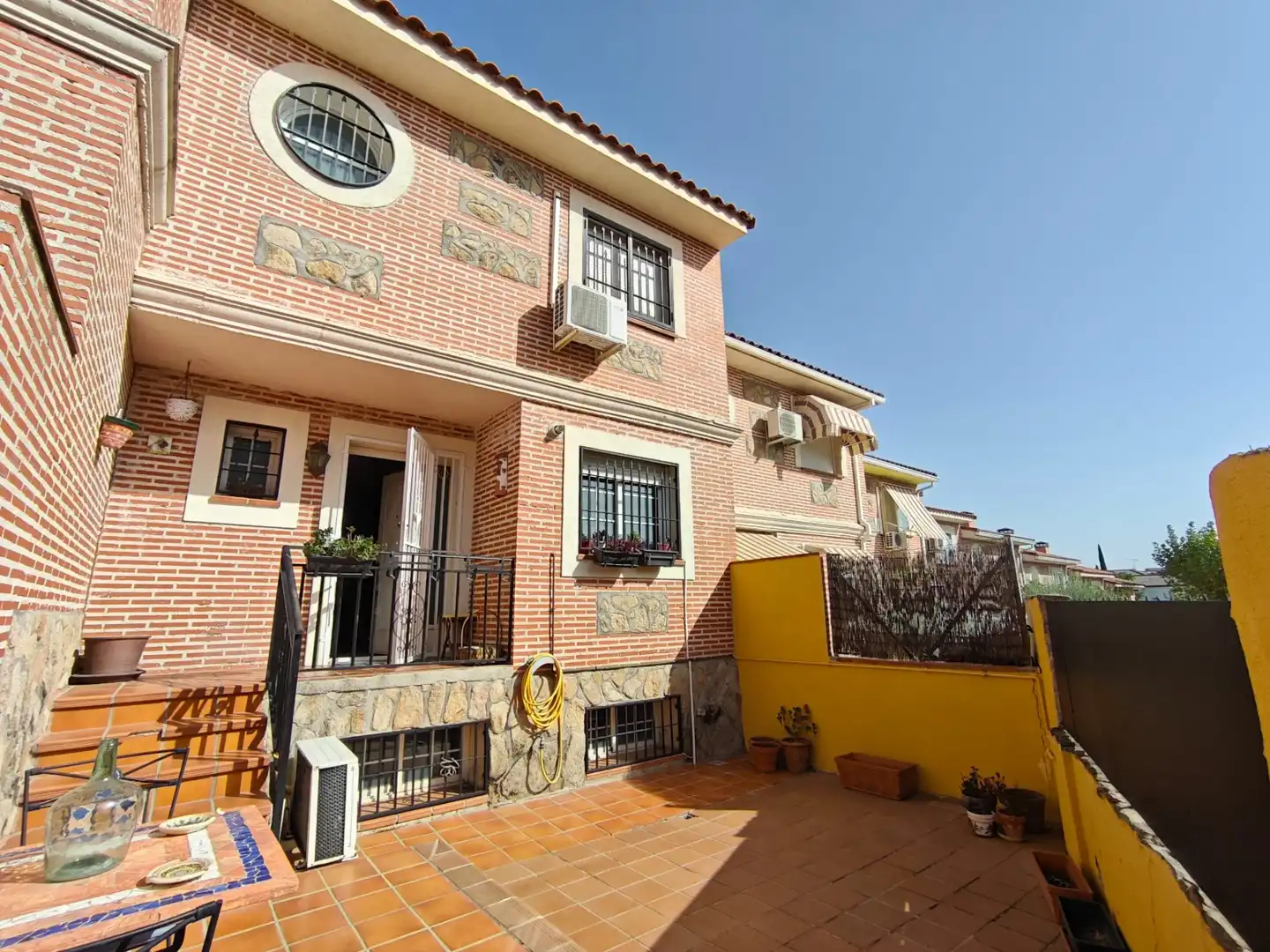 Vista exterior de Casa o xalet de lloguer en Sevilla la Nueva amb Aire condicionat, Calefacció i Terrassa