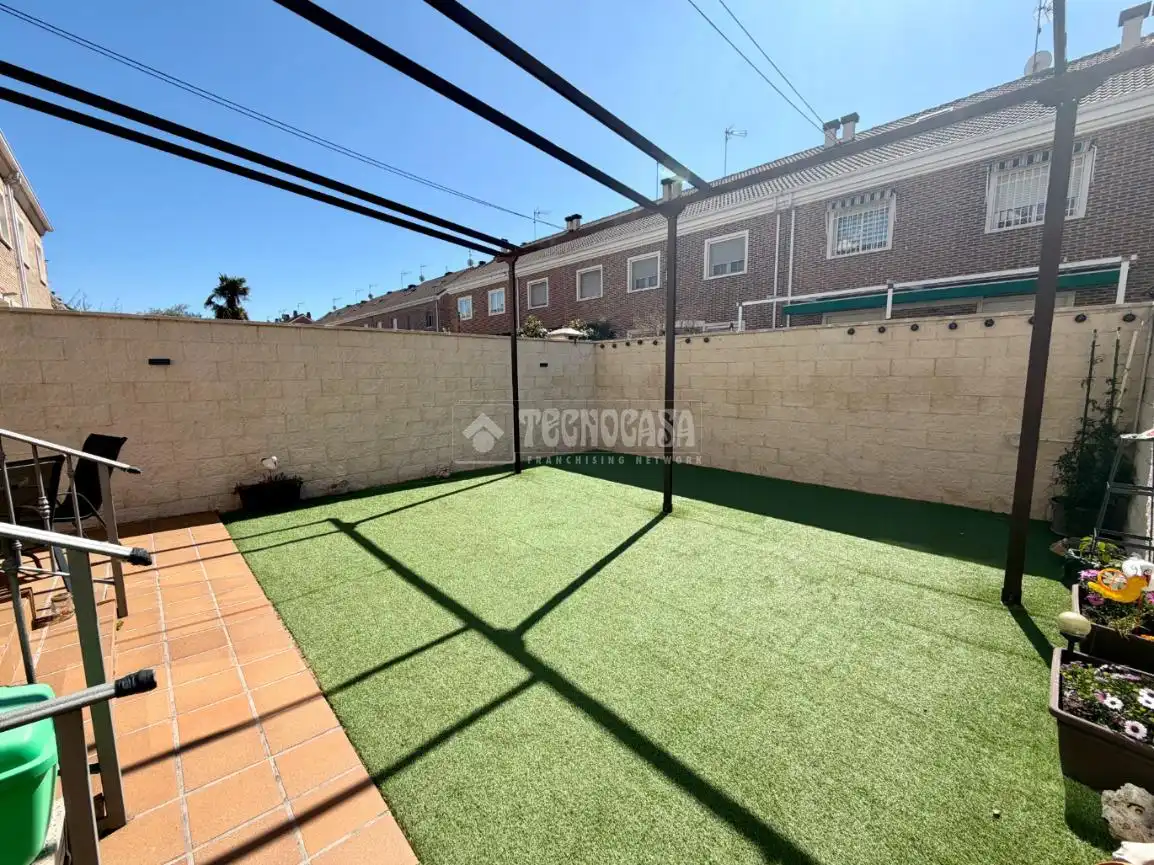 Terrasse von Einfamilien-Reihenhaus zum Verkauf in Azuqueca de Henares mit Klimaanlage und Heizung