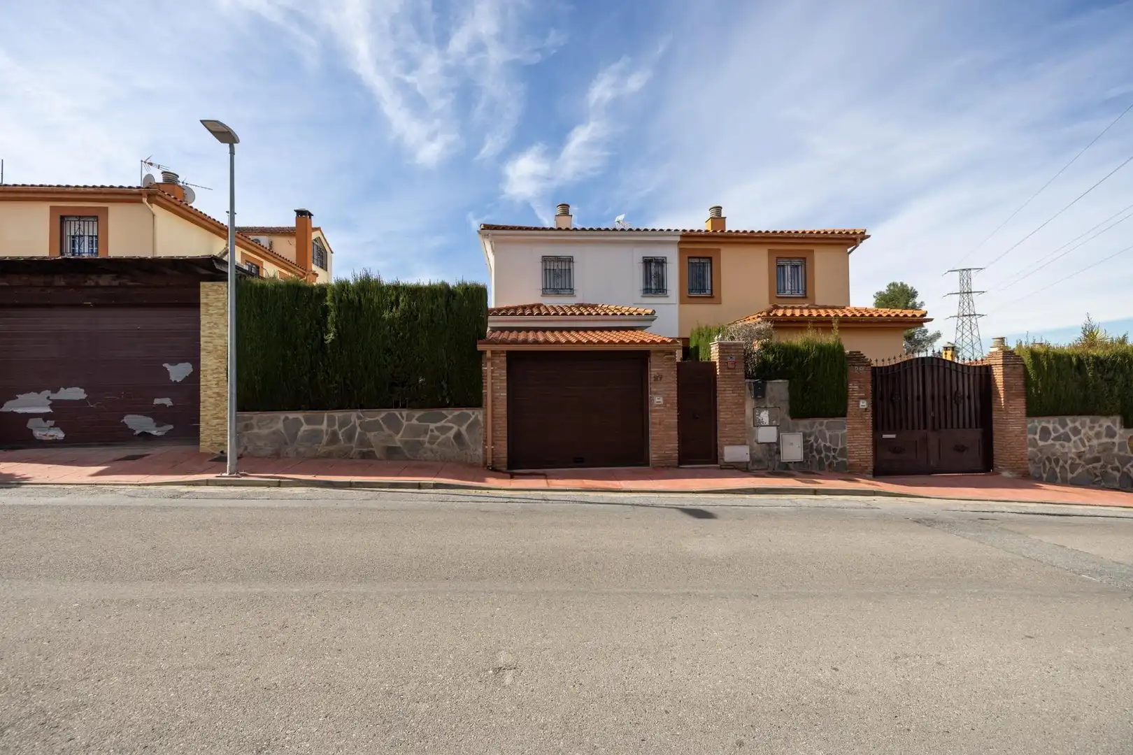Maison jumelée avec terrasse à vendre à Calle MIMBRES UR.MONTELUZ
