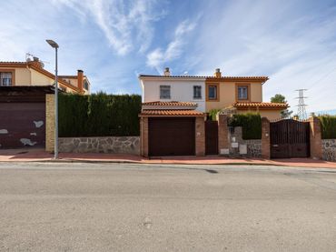 Maison jumelée avec balcon à vendre à Calle MIMBRES UR.MONTELUZ