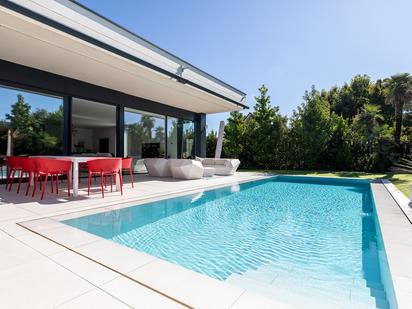 Piscina de Casa o xalet en venda en Boadilla del Monte amb Aire condicionat, Calefacció i Jardí privat