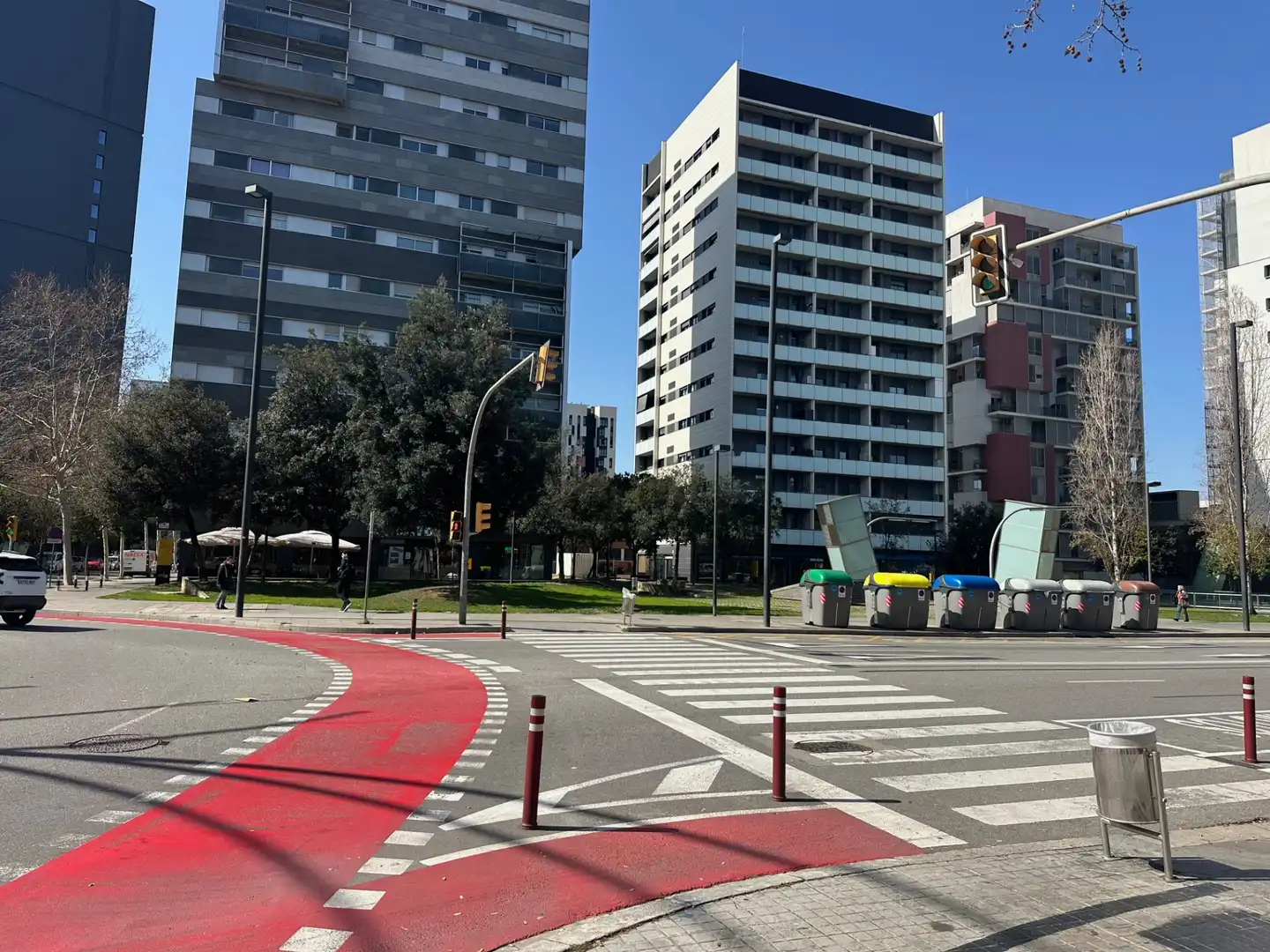 Vista exterior de Local en venda en L'Hospitalet de Llobregat amb Terrassa i Alarma
