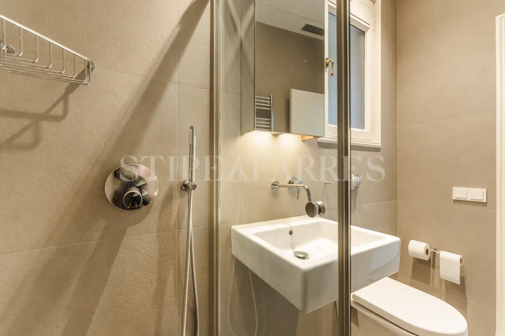 Baño de Piso de alquiler en Barcelona con Aire acondicionado, Calefacción y Amueblado