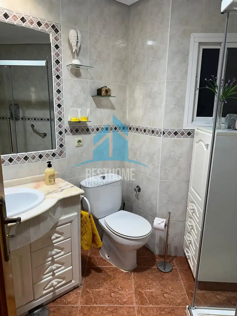 Badezimmer von Wohnung zum Verkauf in Cullera mit Klimaanlage, Privatgarten und Terrasse