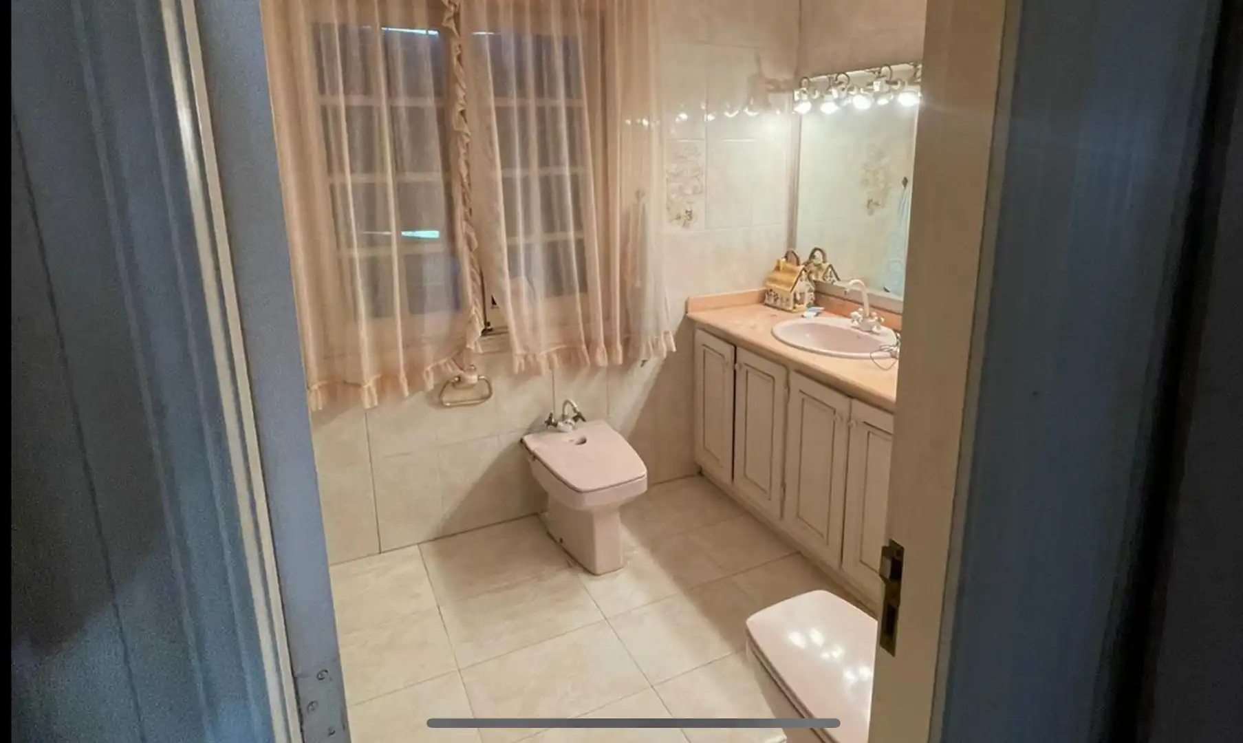 Bany de Casa o xalet en venda en Orihuela amb Aire condicionat, Jardí privat i Moblat