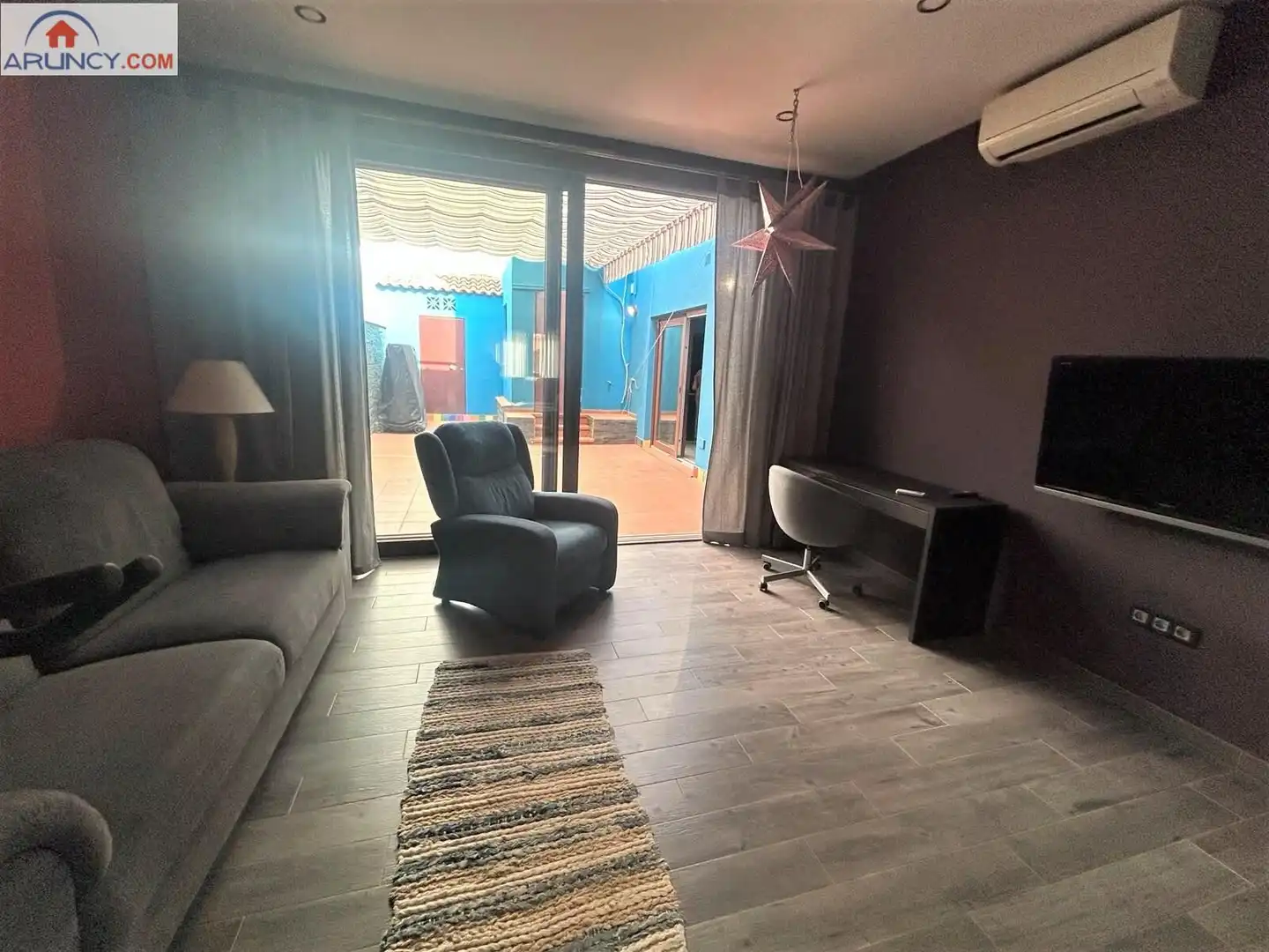 Sala d'estar de Casa adosada de lloguer en Alcalá de Guadaira amb Aire condicionat, Jardí privat i Terrassa