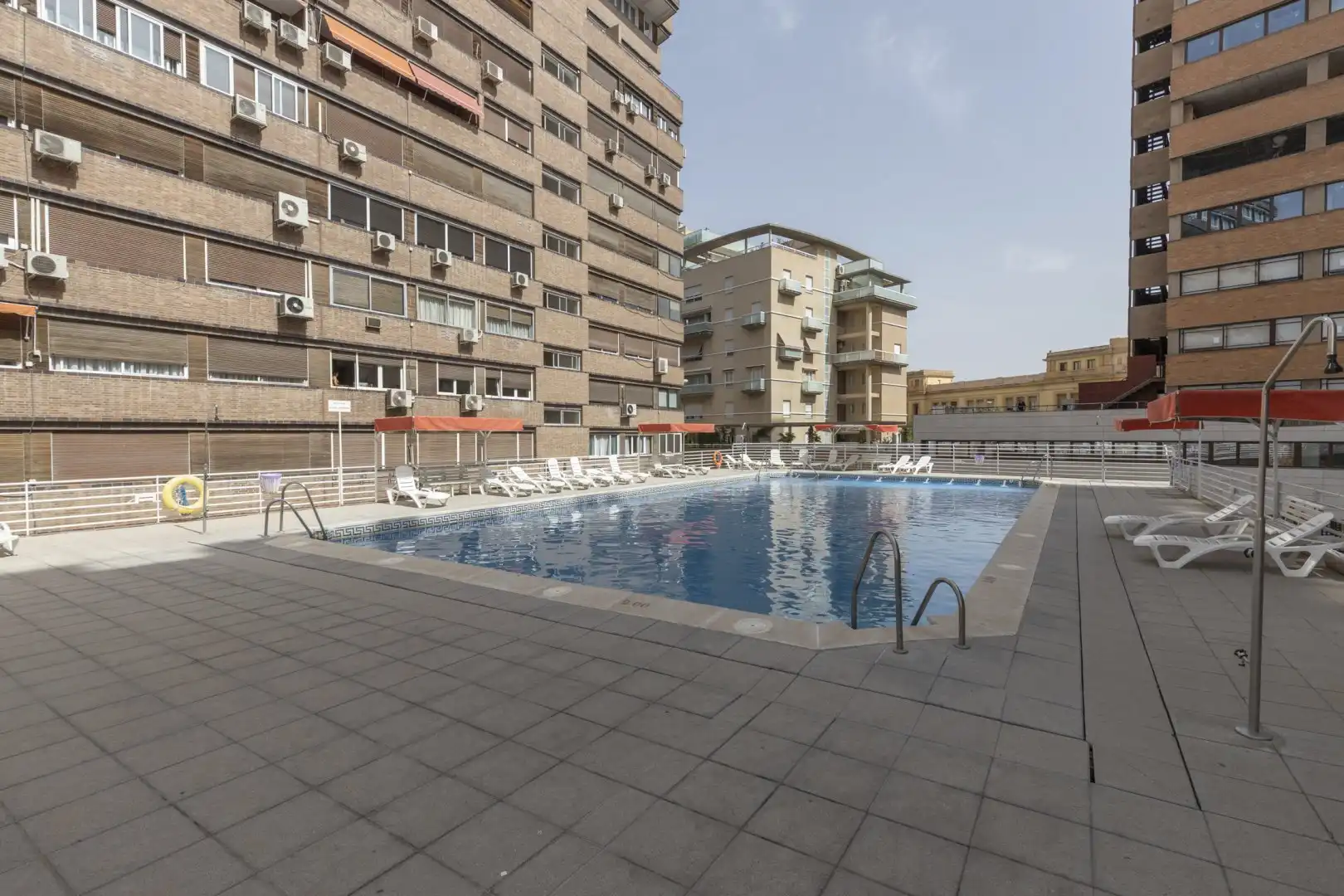 Piscina de Dúplex en venda en Granada amb Aire condicionat, Calefacció i Terrassa