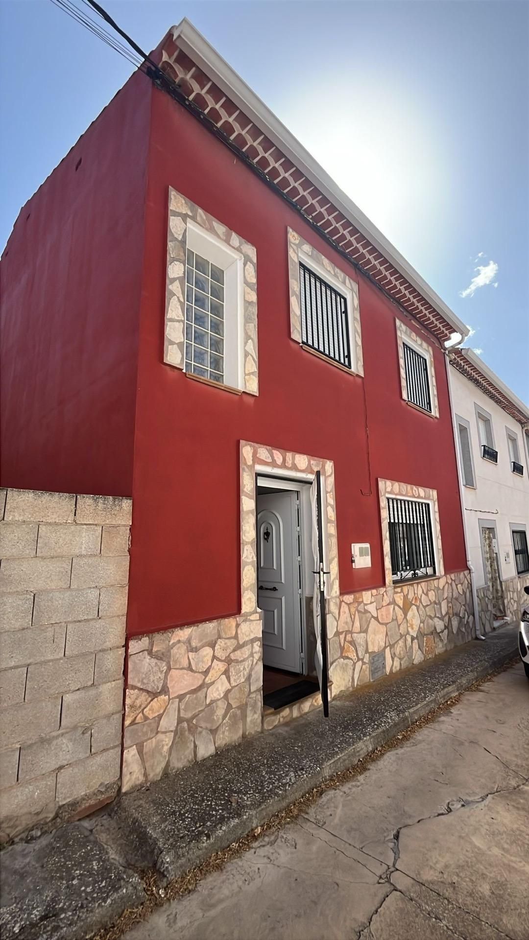Vista exterior de Casa o xalet en venda en La Almarcha  amb Calefacció, Terrassa i Traster