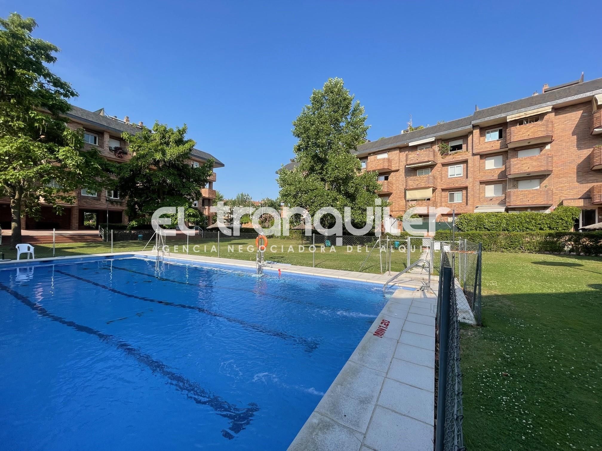 Swimming pool of Flat to rent in Majadahonda  with Parquet flooring, Terrace and Storage room