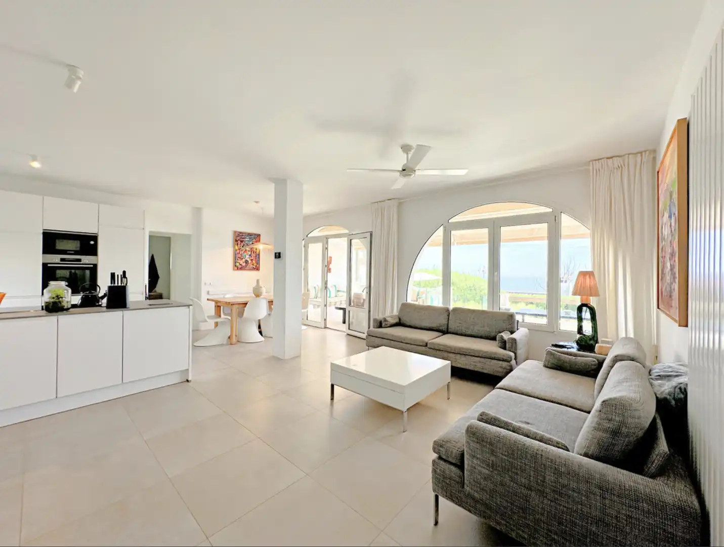 Sala d'estar de Casa o xalet en venda en Estepona amb Aire condicionat, Jardí privat i Terrassa