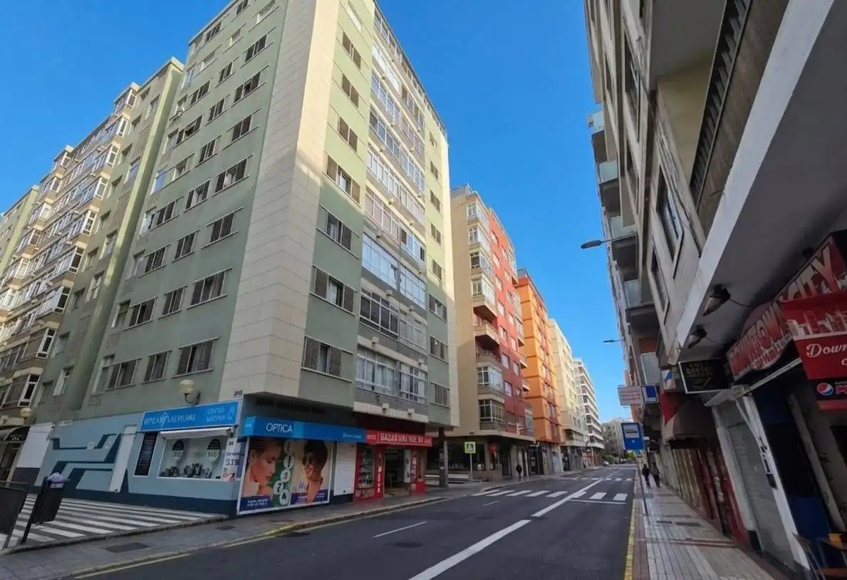 Vista exterior de Pis en venda en Las Palmas de Gran Canaria amb Aire condicionat, Calefacció i Jardí privat