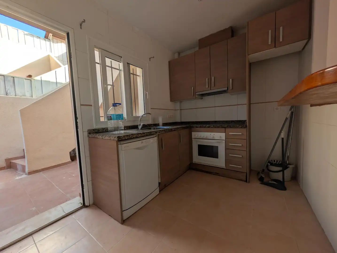 Cuina de Casa adosada en venda en Mazarrón amb Aire condicionat, Jardí privat i Piscina comunitària
