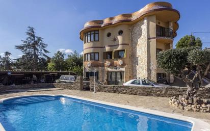 Piscina de Casa o xalet en venda en Sant Boi de Llobregat amb Aire condicionat, Calefacció i Jardí privat