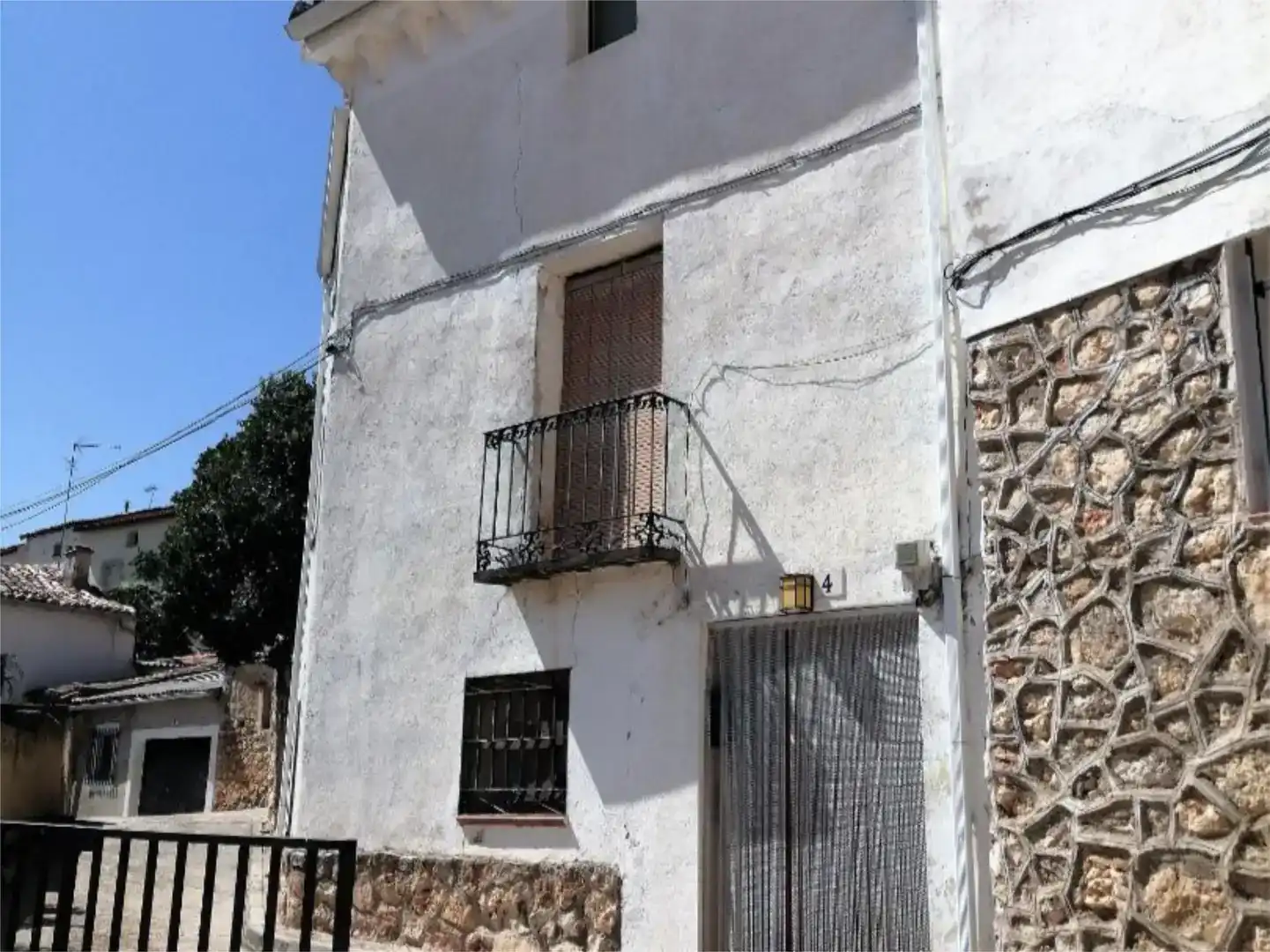 Vista exterior de Finca rústica en venda en Hueva amb Jardí privat, Traster i Moblat