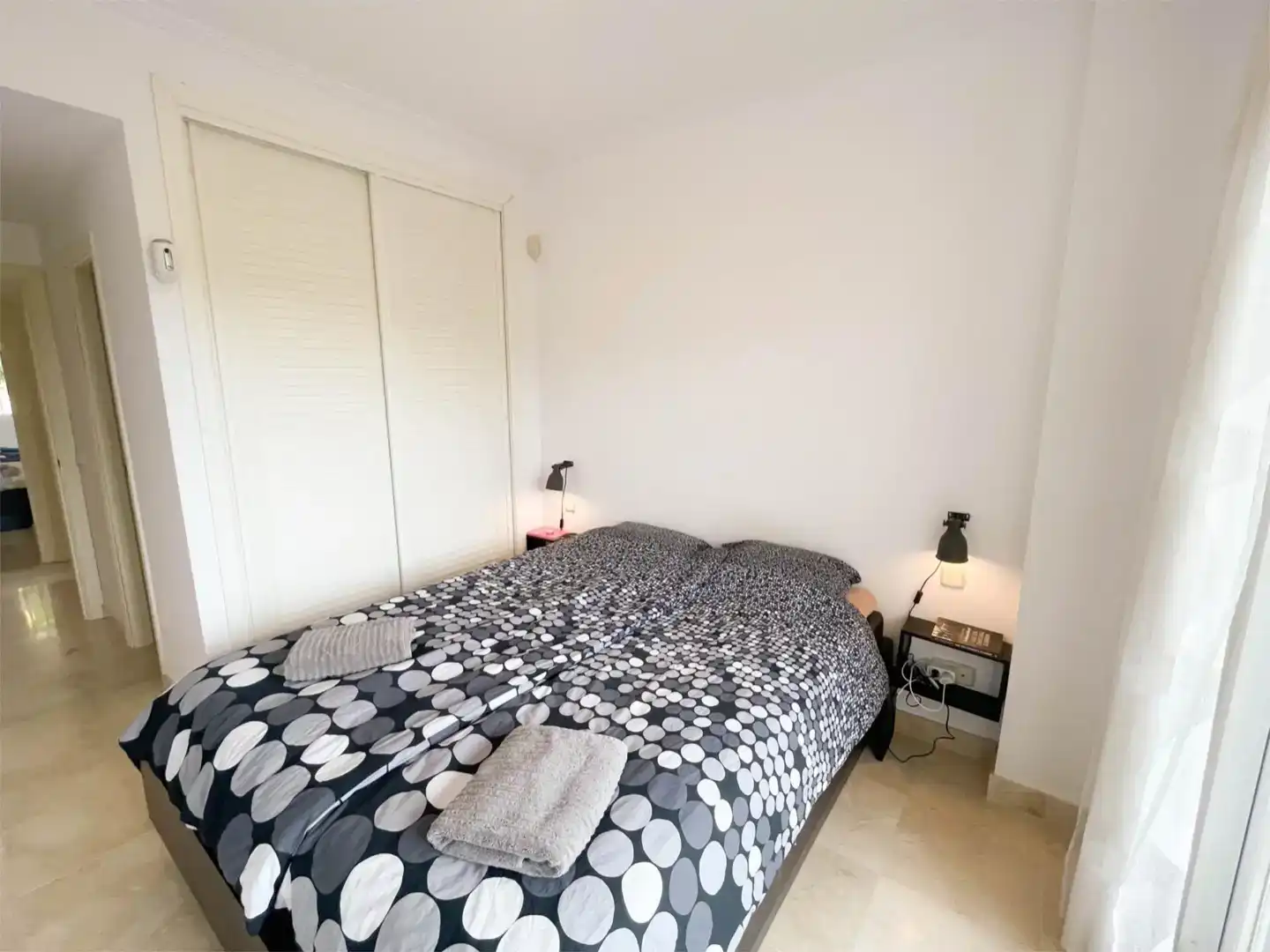 Dormitori de Apartament en venda en Mijas amb Aire condicionat i Piscina
