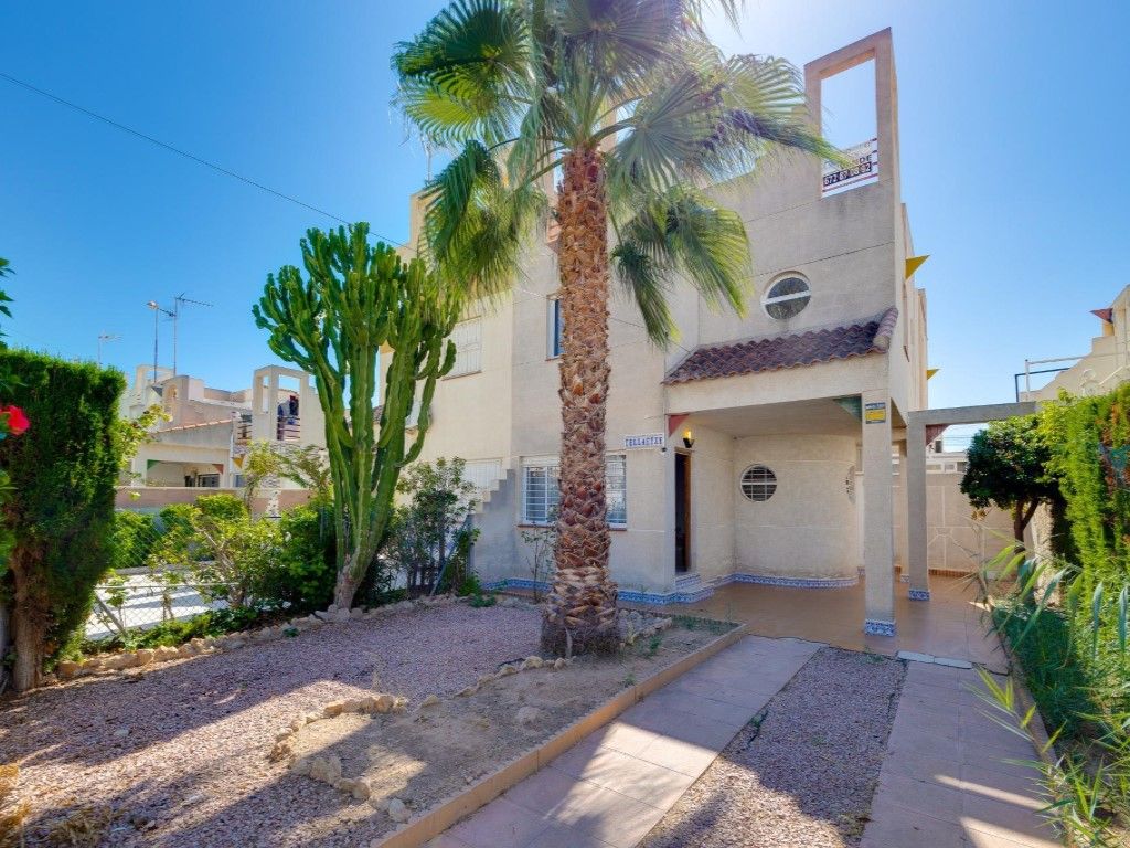 Vista exterior de Casa adosada en venta en Torrevieja con Jardín privado