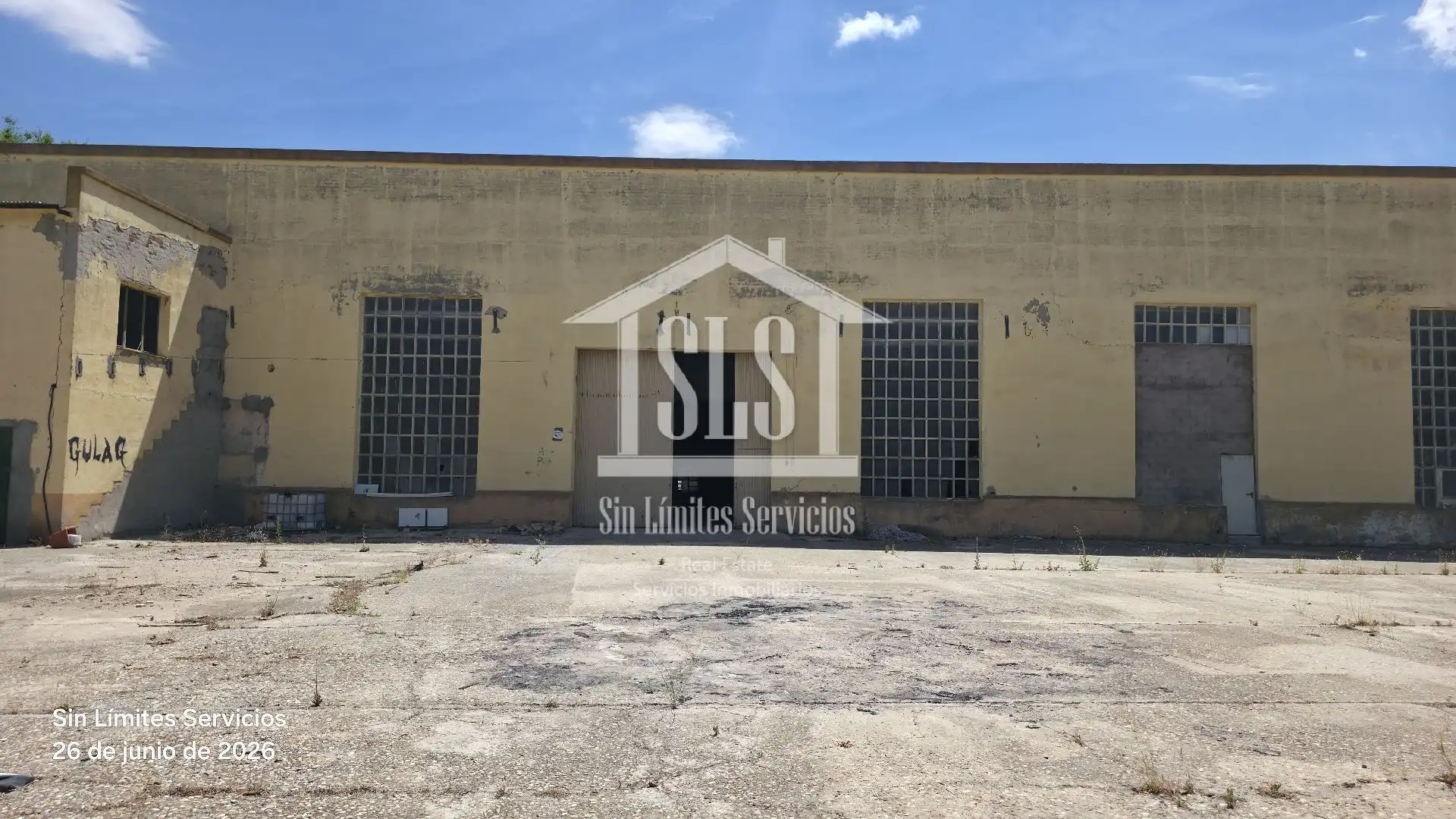 Vista exterior de Nau industrial en venda en Dosbarrios